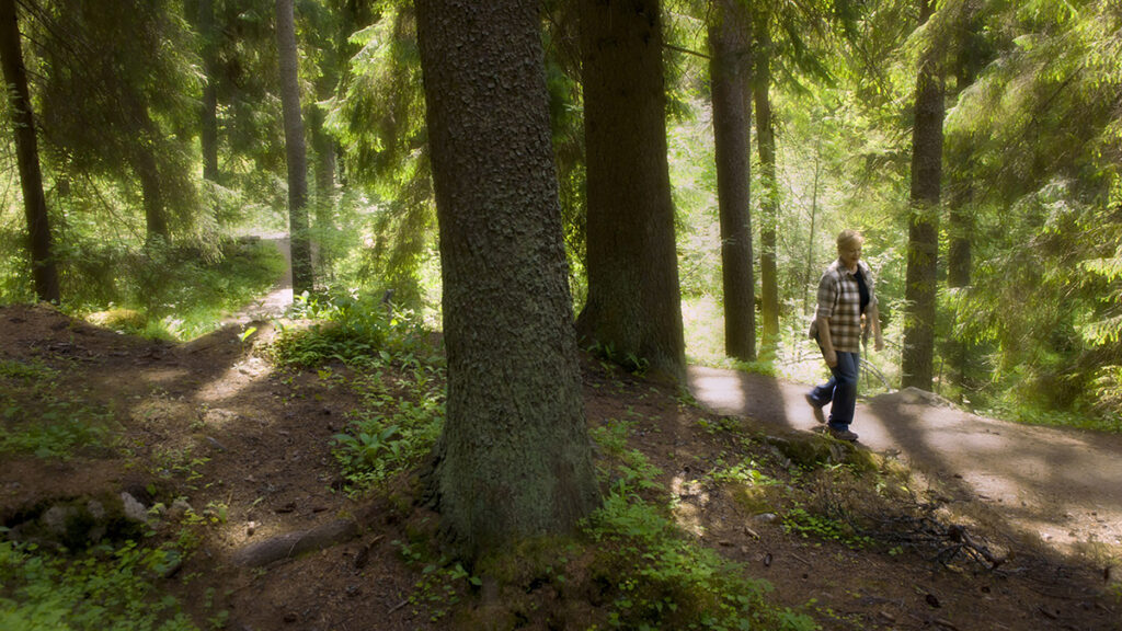 Ulkoilija kävelee metsässä luontopolulla.