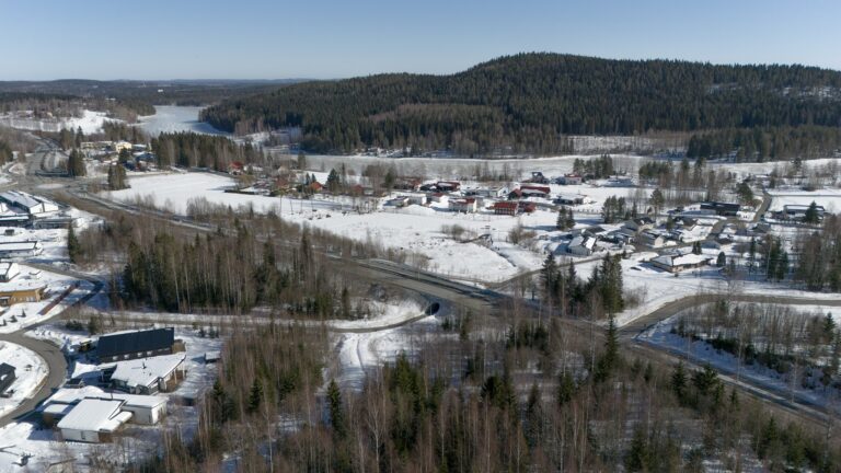 Ilmakuvassa omakotitaloaluetta ja teitä, taustalla näkyy metsäinen Vanuvuori.