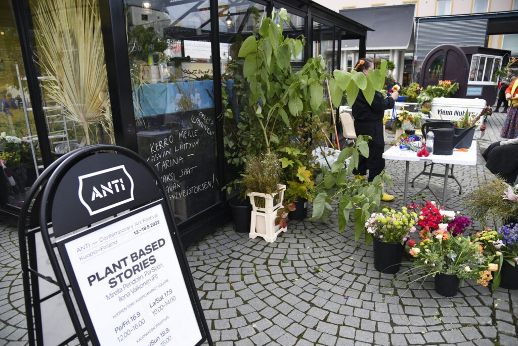 Kuopion kauppatorilla ANTI-festivaalin Plant Based Stories -teos jossa paljon kukkia ja kasveja.