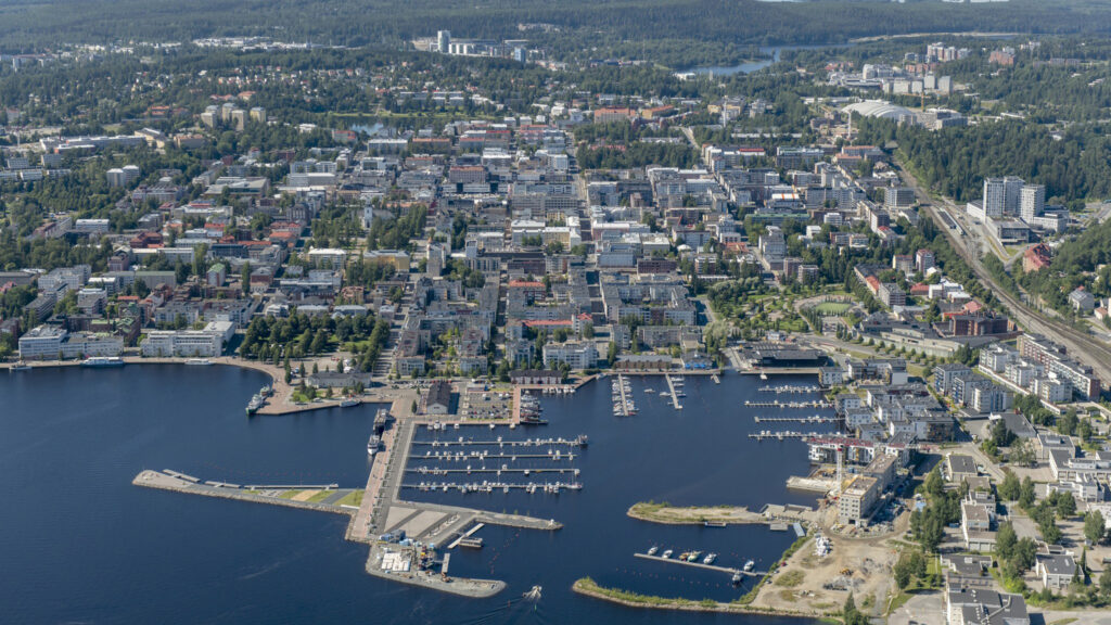 Kesäisessä ilmakuvassa näkyy Kuopio keskustan rakennuksia.