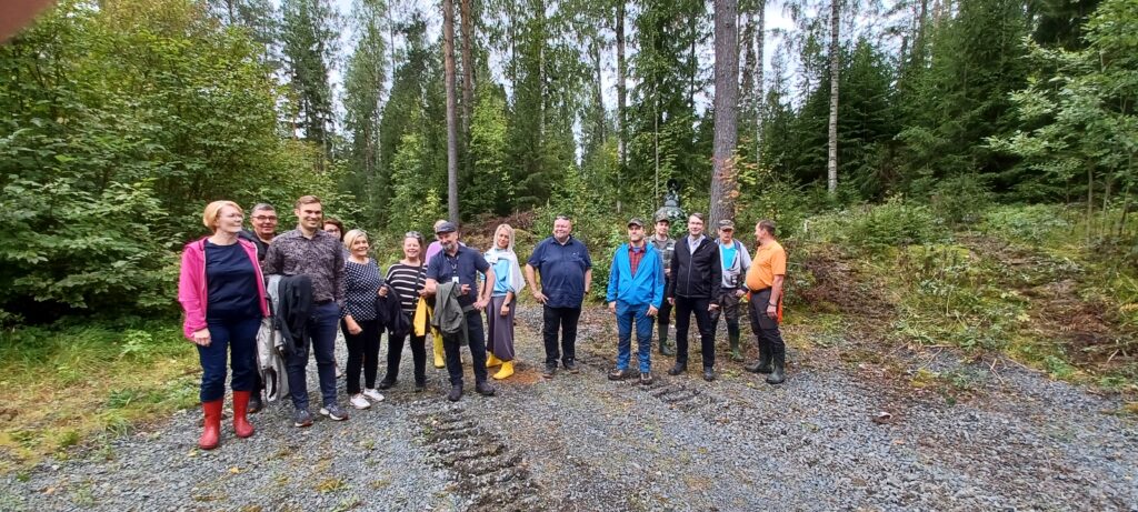 Kaupunkirakennelautakunnan jäseniä metsässä retkellä.