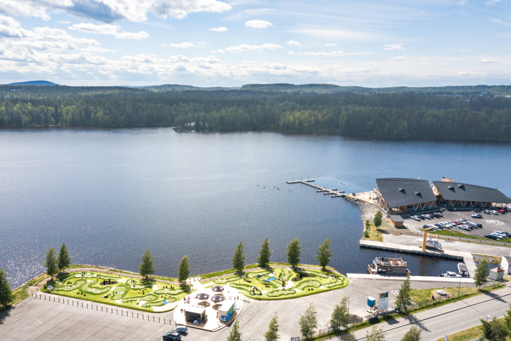 Kuva Bellanrannasta yläkulmasta. Vastarannalla metsämaisema.