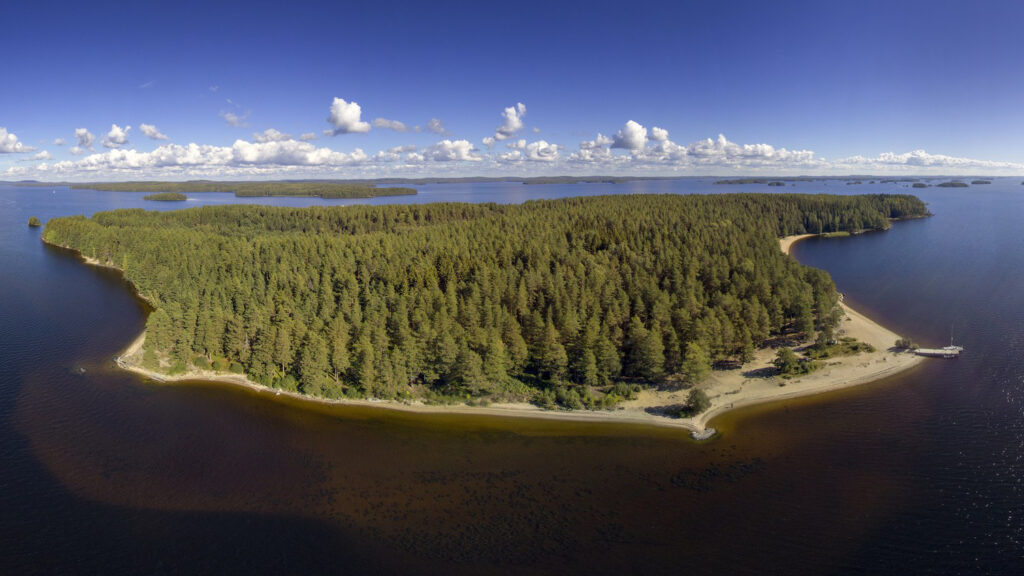 Hietasalon saari kuvattuna ylhäältä, ympärillä tummansinistä vettä.