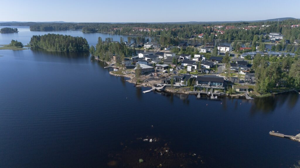 Ilmakuvassa Kallavesi ja taloja rannalla.