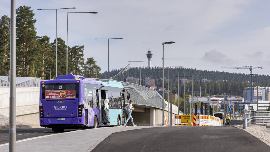 Savilahden silta, jonka vasemmalla puolella linja-auto.