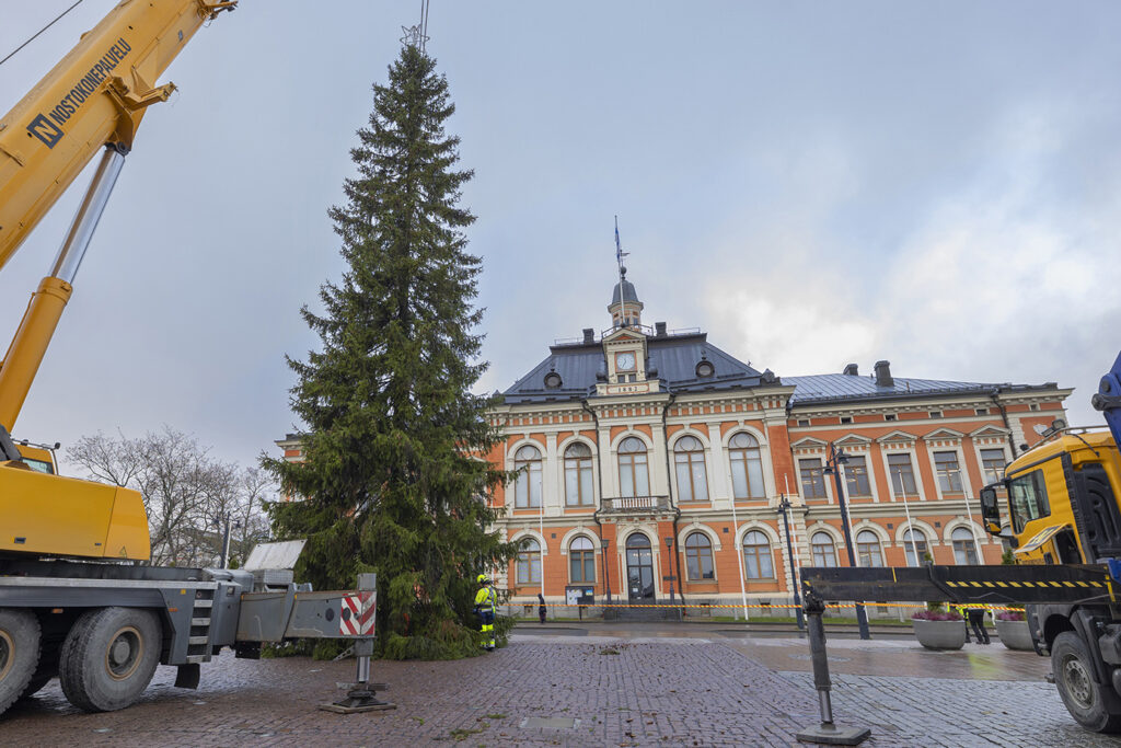 Kaupungintalon edustalle pystytetty joulukuusi. Nostureita reunoilla.