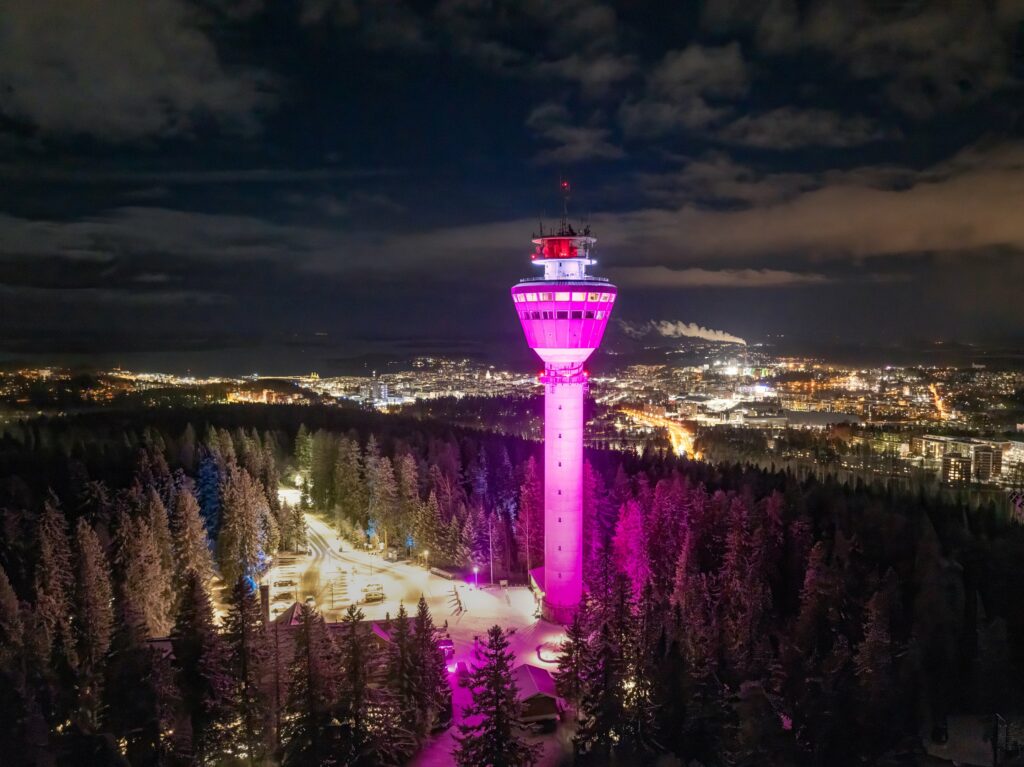 Puijon talvinen laki ja pinkki puijontorni