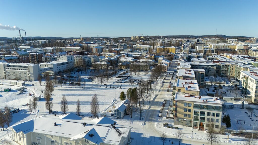 Kuopion satama-aluetta ilmasta käsin kuvattuna talvisena, aurinkoisena päivänä.