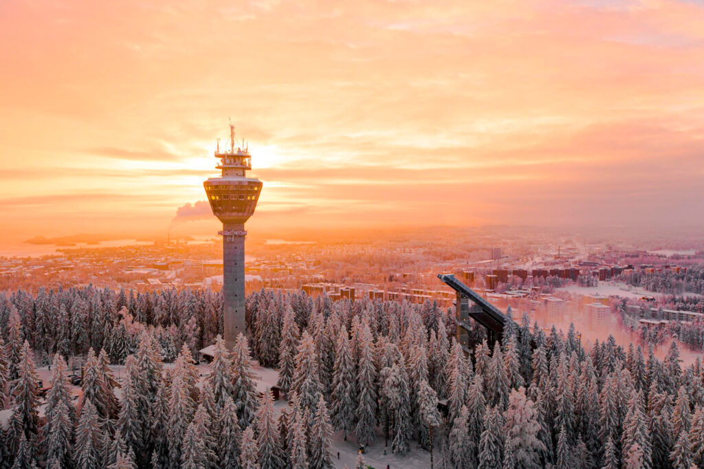 Puijon torni ja hyppyrimäki talvella ilta-auringossa.