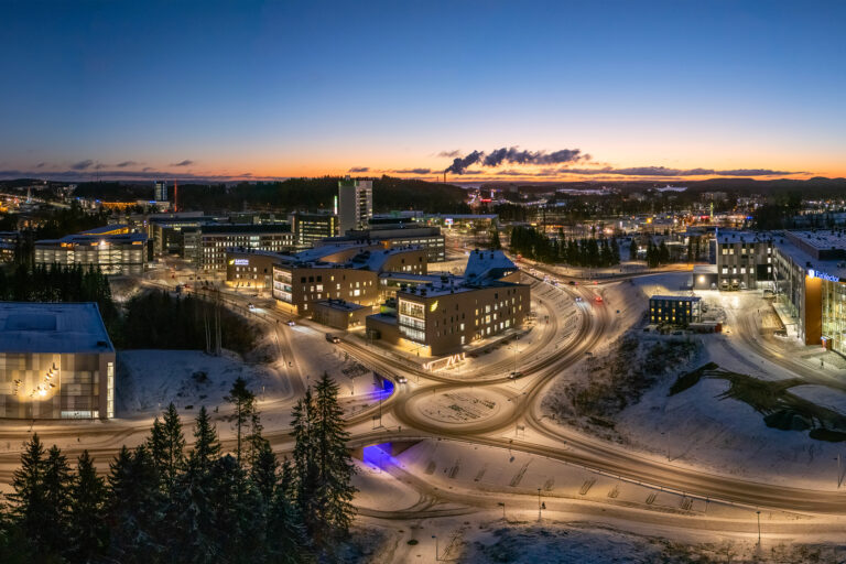 Rakennuksia ja valoja aamuauringossa talvella.