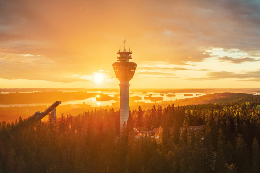 Puijon torni auringonlaskun aikaan.